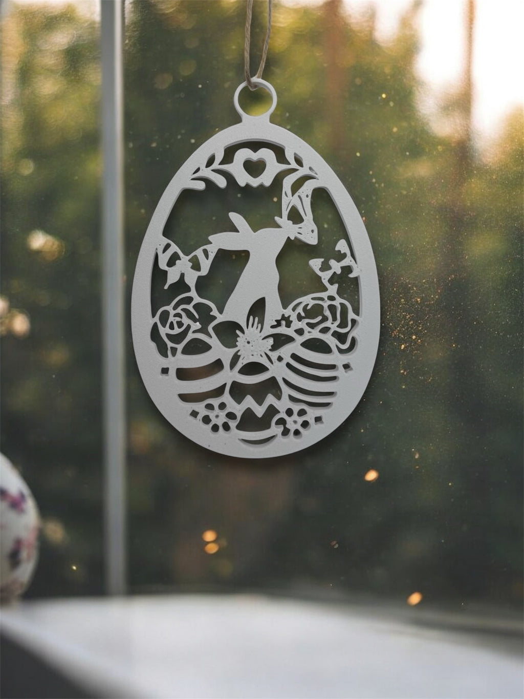 Wielkanocne zawieszki dekoracyjne – ażurowe jajko z króliczkiem